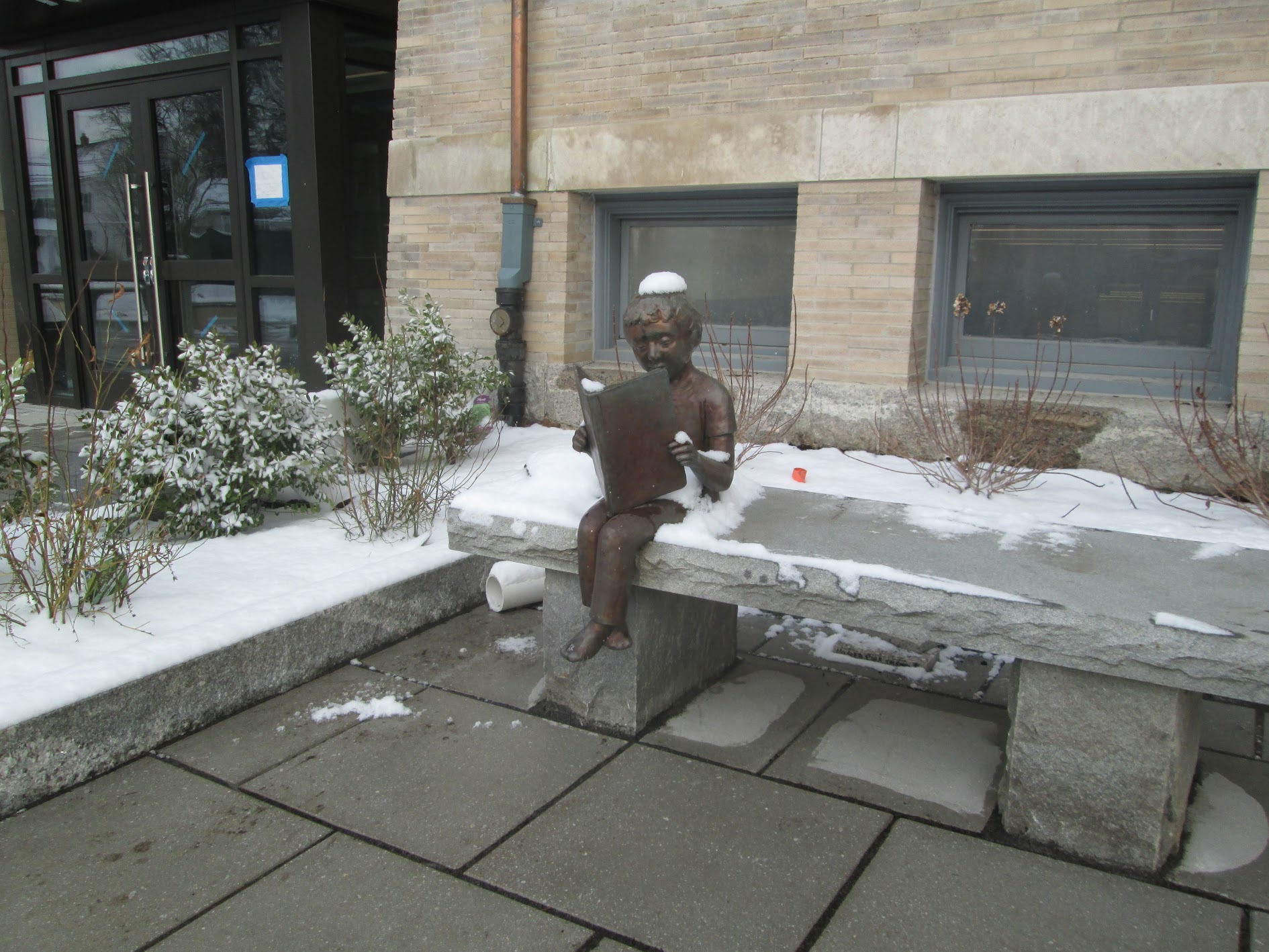 little reader statue